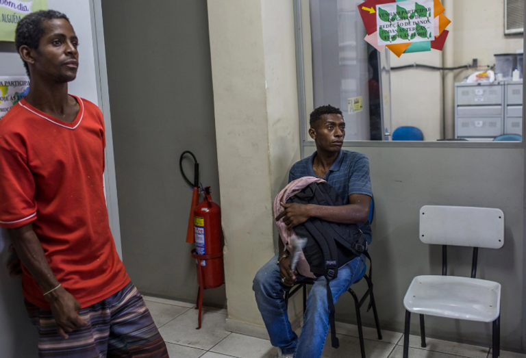 مشردان في أحد شوارع كوباكابانا