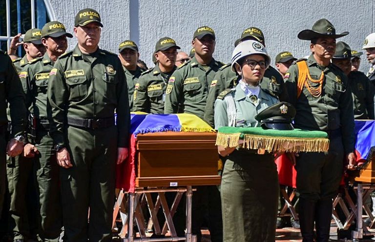 الشرطة الكولومبية تشيع جثامين ضحايا الهجمات الرئيس الكولومبي يتفقد رجل شرطة مصابا - أ.ف.ب