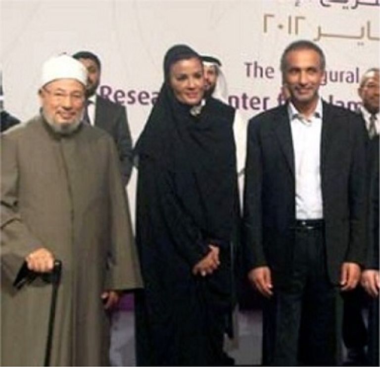 صورة تجمع طارق رمضان ويوسف القرضاوي وموزا بنت ناصر المسند والدة أمير قطر طارق رمضان المغتصب - حفيد مؤسس الإخوان