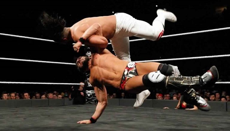 الحكم يرفع يد أندريد سين ألماس بعد الفوز