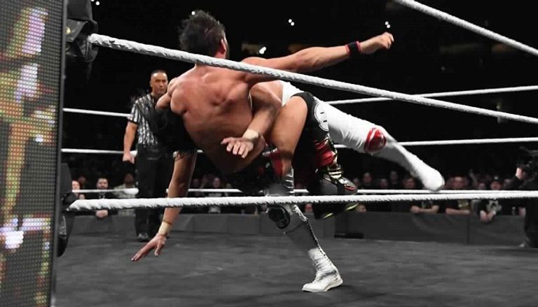 الحكم يرفع يد أندريد سين ألماس بعد الفوز