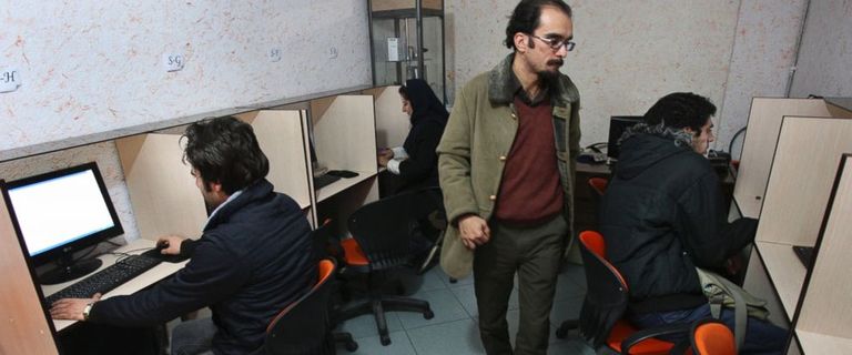 إيرانيون في مقهى إنترنت وسط طهران - أرشيفية