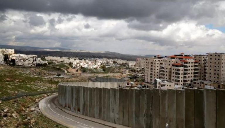 الجدار يعزل أحياء القدس
