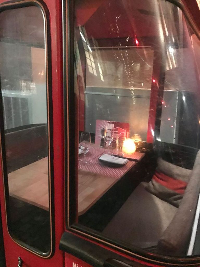 مصعد هوائي قديم تحول إلى مرفق ملحق بمطعم سويسري - من الداخل مصاعد هوائية قديمة تحولت إلى مرافق ملحقة بمطعم سويسري