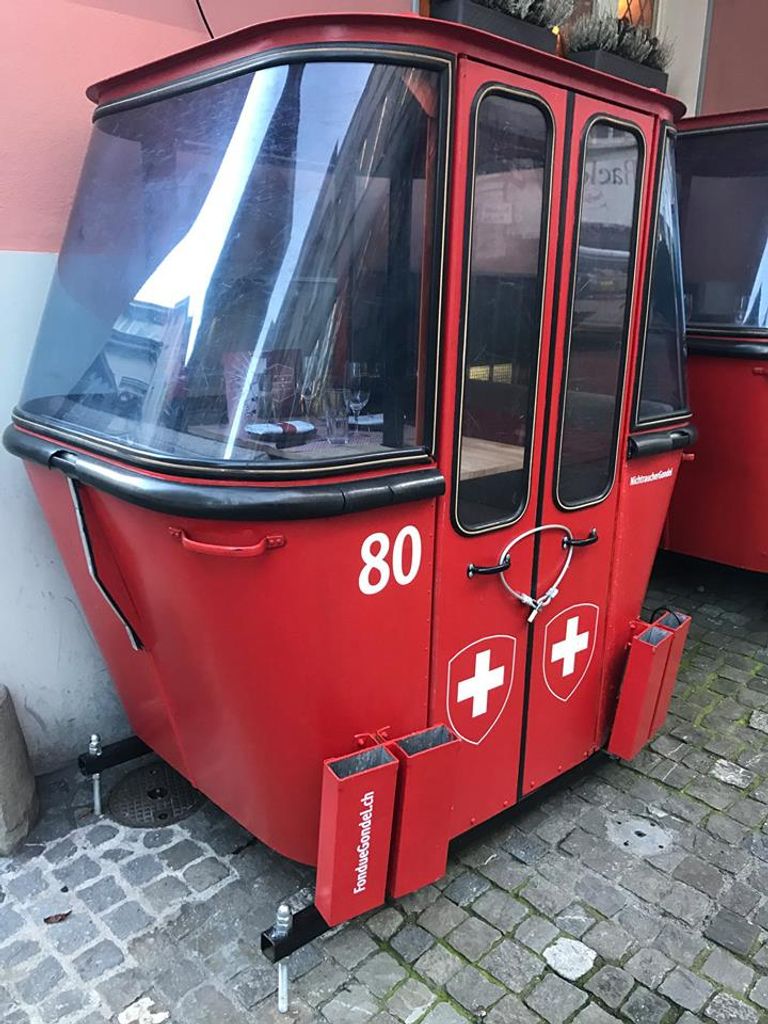 مصعد هوائي قديم تحول إلى مرفق ملحق بمطعم سويسري - من الخارج مصاعد هوائية قديمة تحولت إلى مرافق ملحقة بمطعم سويسري