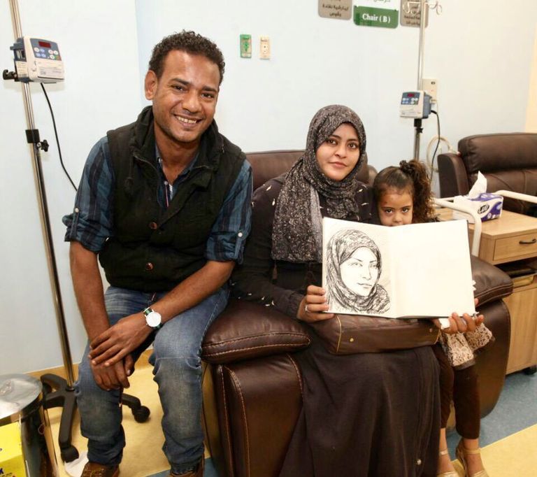 عصران عبدالفتاح مع إحدى رسوماته