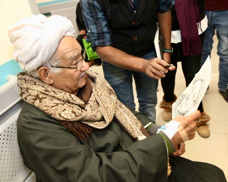 مريض يحمل رسمته