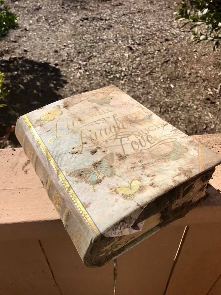 أحد الكتب التي عثر عليها مدفونة في الطين