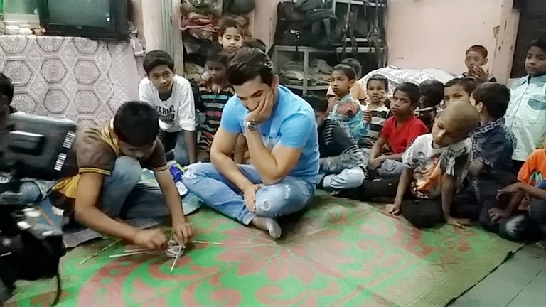 أرجون بيجلاني مع الأطفال الفنان أرجون بيجلاني