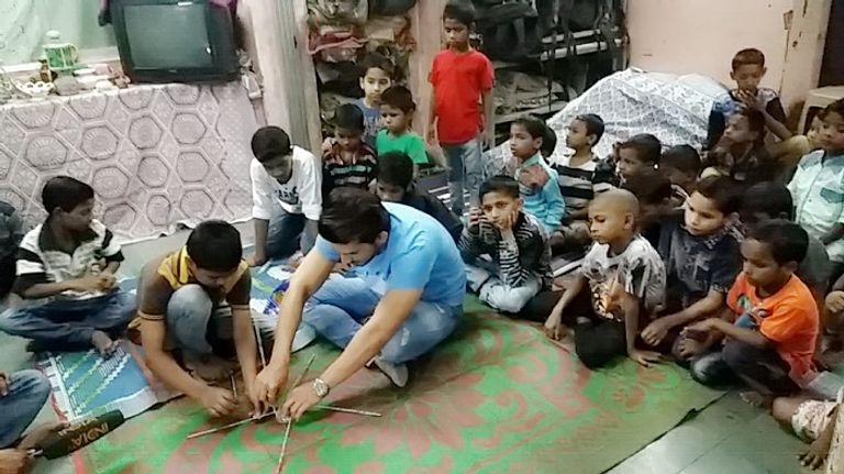 بيجلاني يلعب مع الأطفال الفنان أرجون بيجلاني