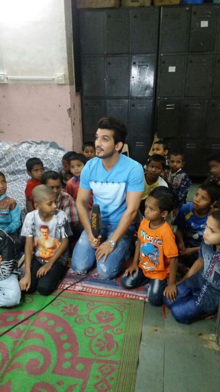 بيجلاني يفترش الأرض مع الأطفال الفنان أرجون بيجلاني