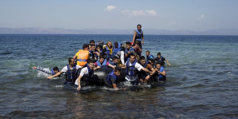 مهاجرون سريون على قارب الموت