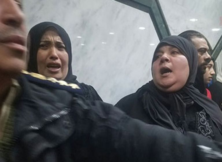أهالي مصدومين بسبب حادث  سقوط مصعد بمستشفى بنها في مصر