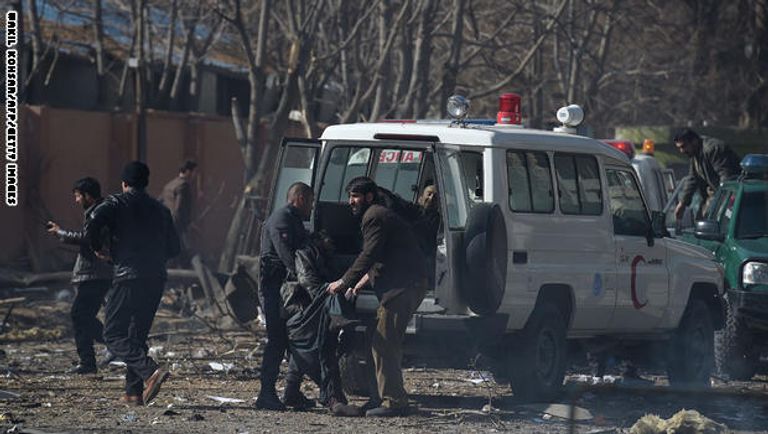 هجمات إرهابية بأفغانستان تشييع جثمان في أفغانستان جراء الهجوم الإرهابي الذي تبناه داعش