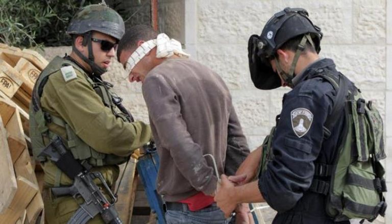 قوات الأمن الإسرائيلية تعتقل فلسطينيا- أرشيفية