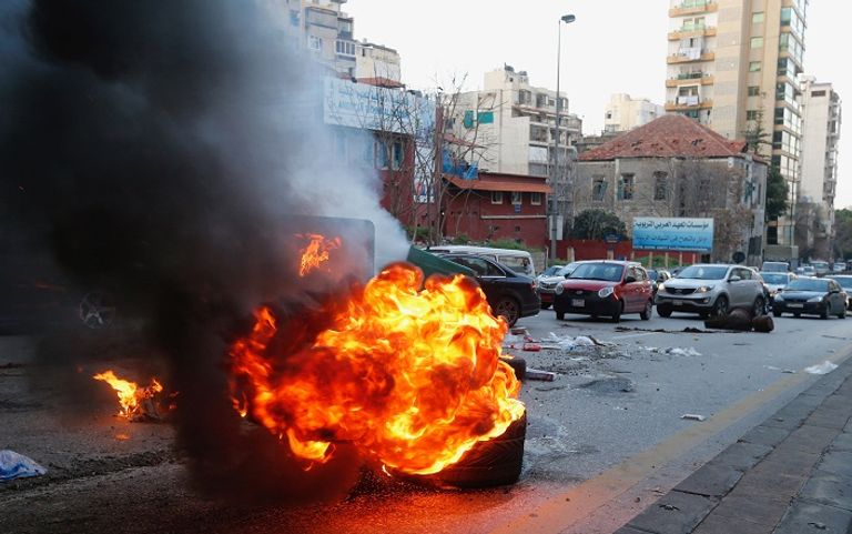 أنصار برى أشعلوا الإطارات فى شوارع لبنان الحريري يقف إلى جانب ميشال عون ونبيه بري - أرشيفية