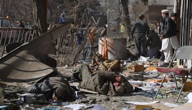 جثث ملقاة على الأرض بعد إحدى الهجمات الإرهابية في كابول - الفرنسية