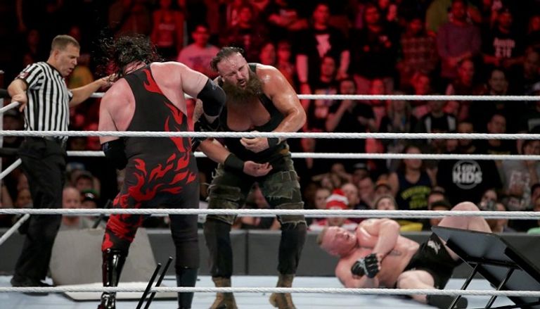 بروك ليسنر يرفع حزام البطولة