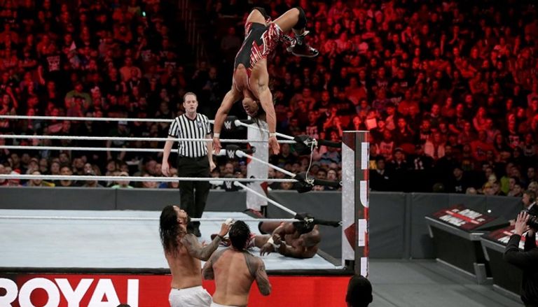 جيمي وجي أوسو بعد الاحتفاظ بالبطولة