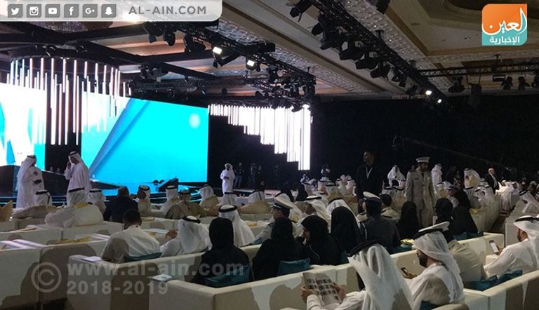 الحضور ينتظرون الإعلان عن الفائزين تكريم الفائزين في الدورة الخامسة لجائزة أبوظبي للأداء الحكومي المتميز