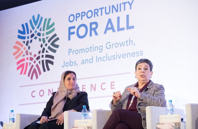 الشيخة لبنى القاسمي وحنان عشراوي