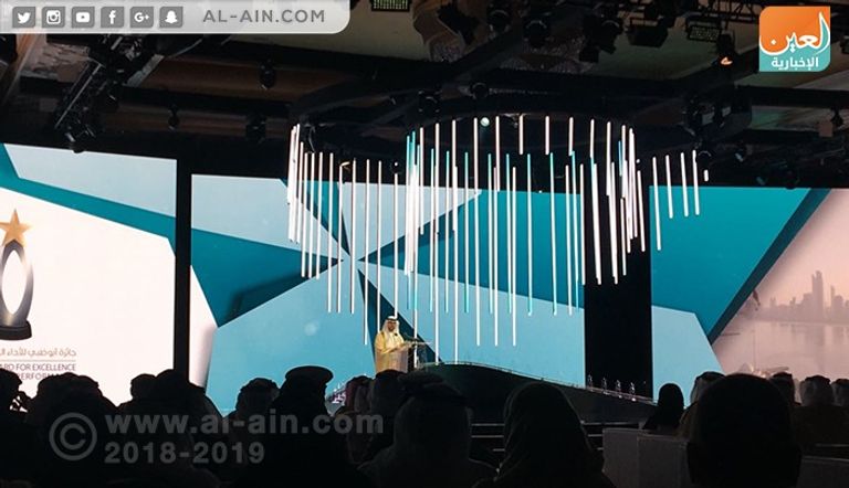 الدكتور أحمد مبارك المزروعي، أمين عام المجلس التنفيذي لحكومة أبوظبي، خلال الحفل جائزة أبوظبي للأداء الحكومي المتميز
