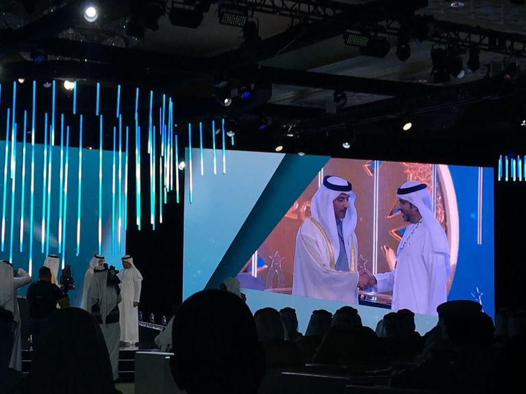 تكريم  فيصل محمد حسين الجابري من صندوق معاشات ومكافآت التقاعد أبوظبي جائزة أبوظبي للأداء الحكومي المتميز