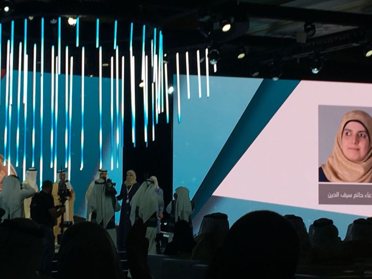 تكريم د. دعاء حاتم سيف الدين من مؤسسة زايد العليا للرعاية الانسانية جائزة أبوظبي للأداء الحكومي المتميز