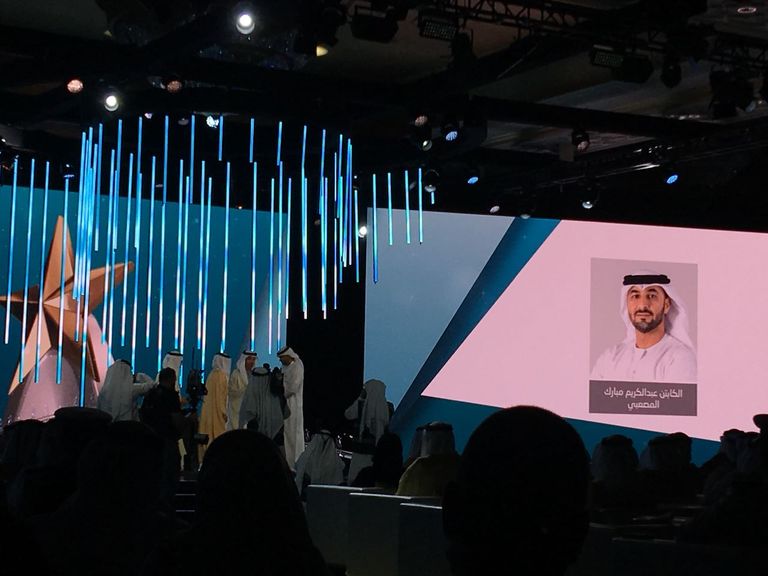 عبدالكريم مبارك المصعبي من موانئ أبوظبي، يحصد وسام رئيس المجلس التنفيذي للمدير التنفيذي المتميز جائزة أبوظبي للأداء الحكومي المتميز