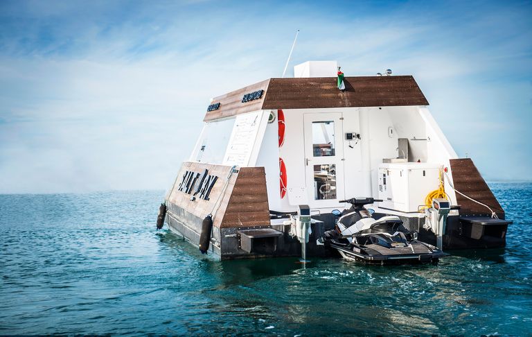 منصة "أكوا بود" العائمة توفر لمرتادي البحر الطعام وسط المياه منصة "أكوا بود"