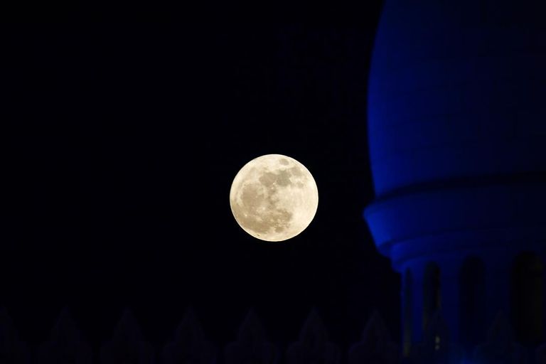 العالم يترقب ظهور القمر الأزرق الدموي العملاق