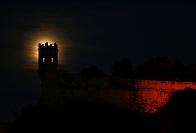 العالم يترقب ظهور القمر الأزرق الدموي العملاق