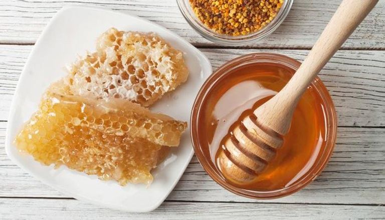 عسل النحل مفيد للصحة والبشرة والشعر