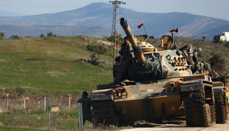 إحدى الدبابات التركية بالقرب من الحدود السورية (رويترز)