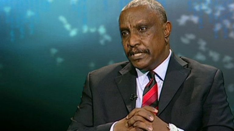 ياسر عرمان، الأمين العام السابق للحركة الشعبية لتحرير السودان  وفد الحكومة السودانية في جلسة تفاوضية سابقة- أرشيف