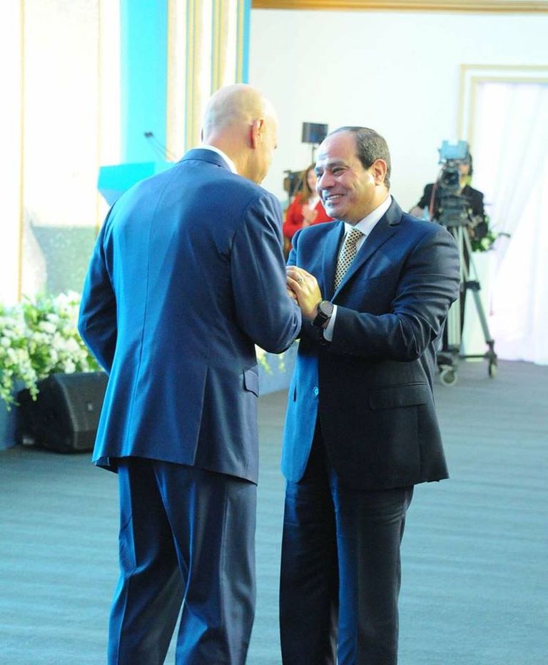 السيسي ورئيس حكومته خلال افتتاح حقل ظهر