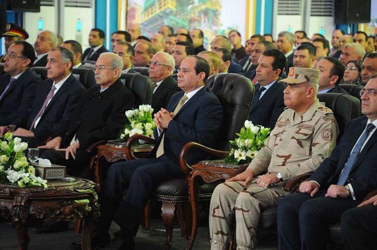 السيسي ورئيس حكومته خلال افتتاح حقل ظهر