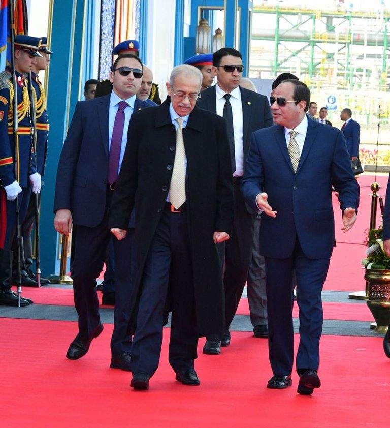 السيسي ورئيس حكومته خلال افتتاح حقل ظهر