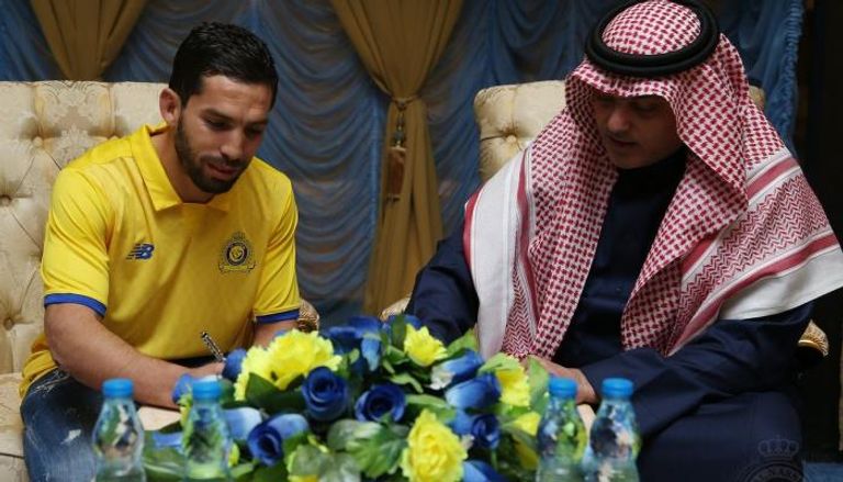 الجزائري جابو يوقع عقده مع النصر بحضور رئيس النادي