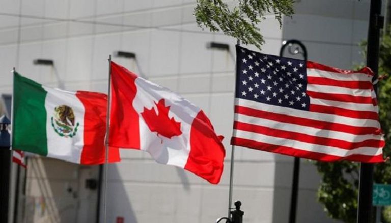 أعلام الولايات المتحدة وكندا والمكسيك - رويترز 