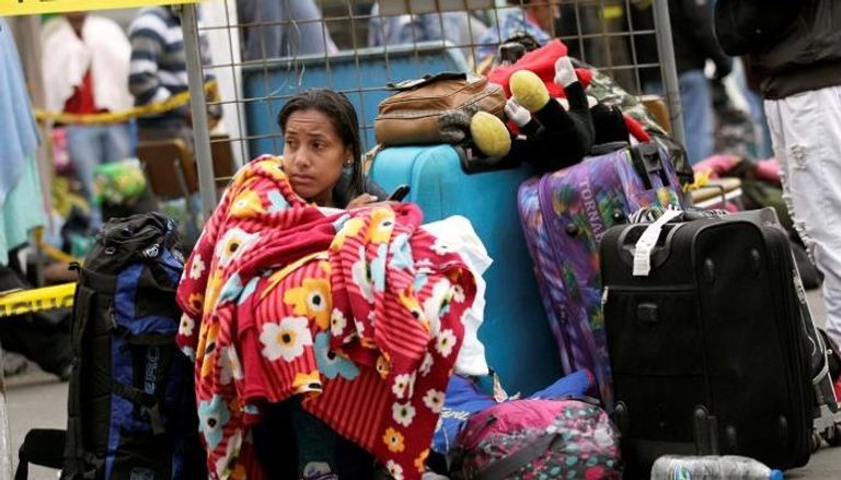 مهاجرة فنزويلية تنتظر تسجيل دخولها إلى الإكوادور- أرشيفية