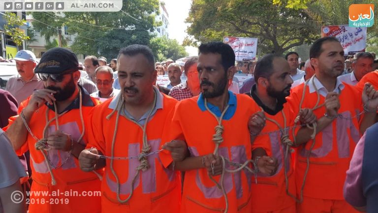 موظفو الوكالة يتظاهرون ضد قرارات فصلهم مقر وكالة الأونروا في غزة - أرشيفية