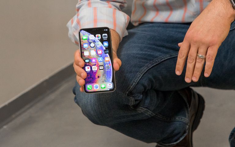 اختبار صلابة لهاتفي آيفون Xs و XS MAX