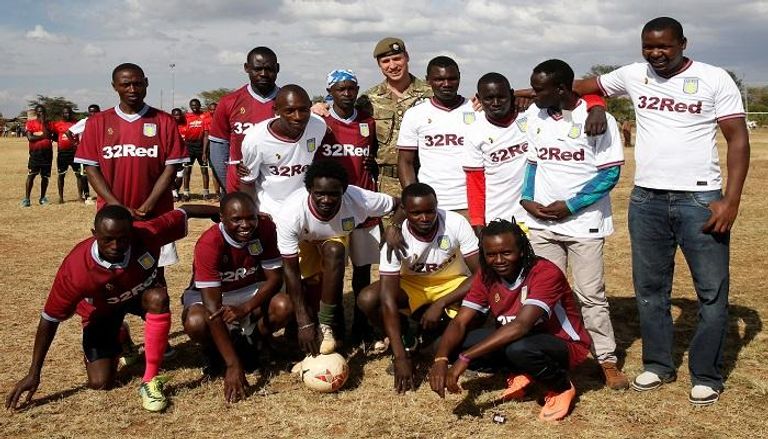 الأمير ويليام مرتديا زي الجيش خلال تواجده في كينيا