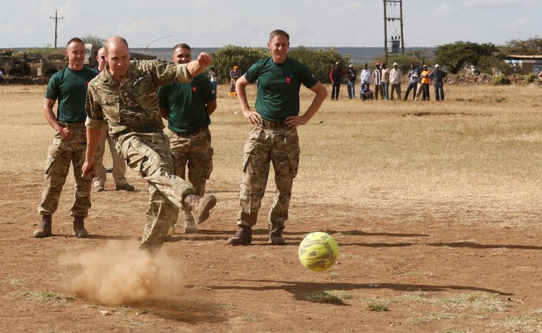 الأمير ويليام مرتديا زي الجيش خلال تواجده في كينيا