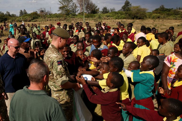 الأمير ويليام مرتديا زي الجيش خلال تواجده في كينيا