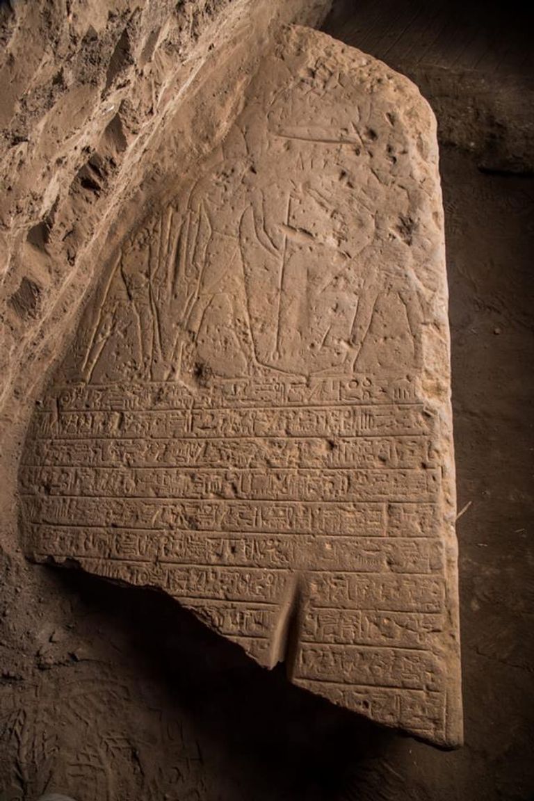 اكتشاف لوحتين من الحجر الرملي بمعبد كوم أمبو بأسوان