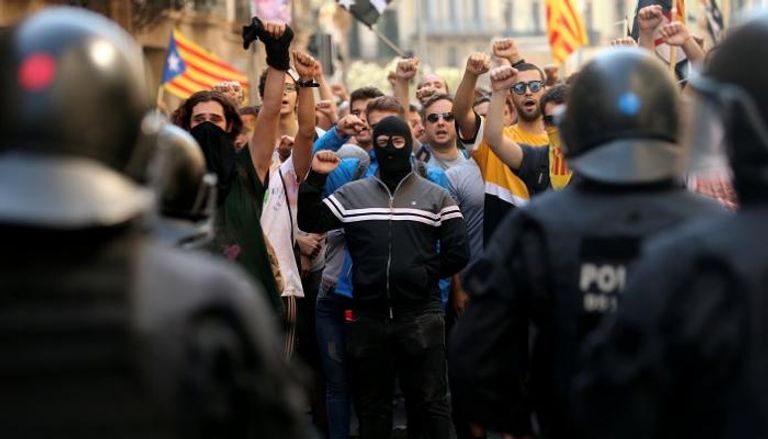 اشتباكات بين الشرطة ومؤيدي الانفصال في كتالونيا - رويترز