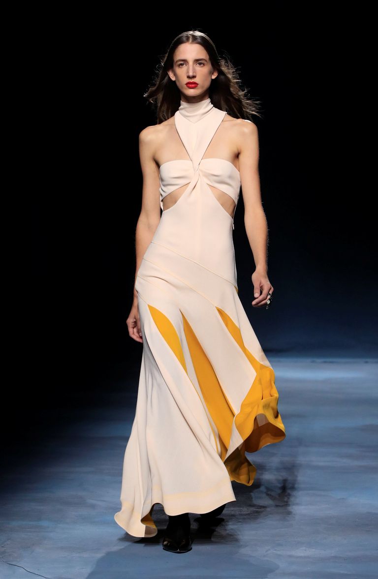 دار جيفنشي تتألق بملابس السهرة في أسبوع باريس للموضة