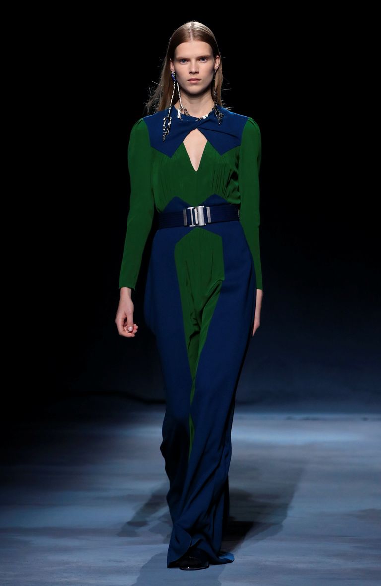 دار جيفنشي تتألق بملابس السهرة في أسبوع باريس للموضة